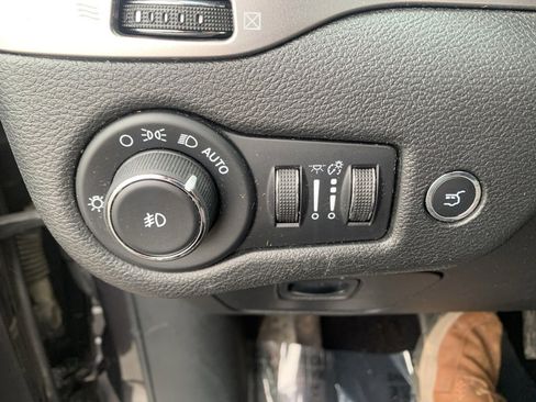 Used 2019 Jeep Cherokee Latitude Plus w/ Comfort/Convenience Group image 22