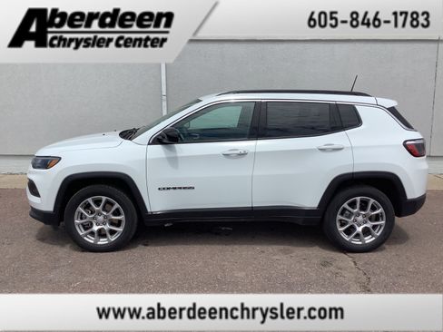 Used 2023 Jeep Compass Latitude AWD/4WD image 1