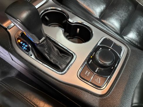 Used 2019 Jeep Grand Cherokee Limited AWD/4WD image 17
