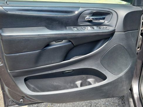Used 2019 Dodge Grand Caravan SE FWD image 12