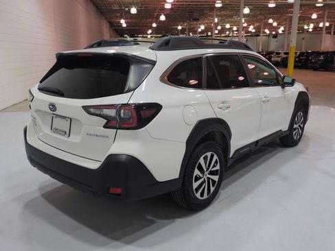 Used 2024 Subaru Outback Premium AWD/4WD image 3