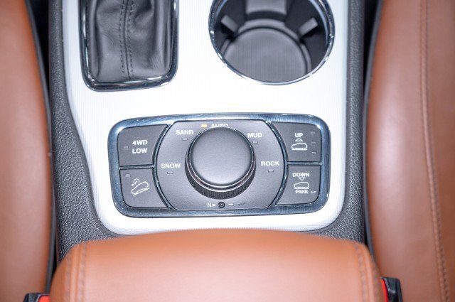 Used 2018 Jeep Grand Cherokee Summit AWD/4WD image 17