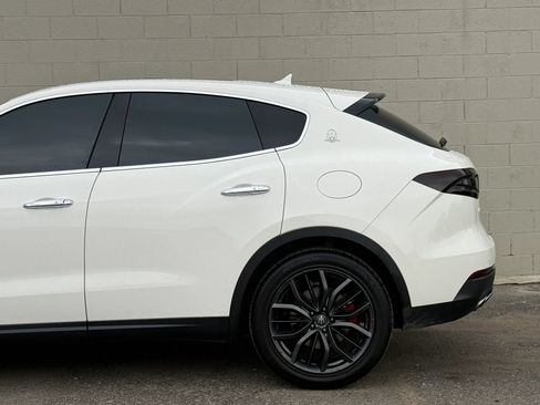 Used 2018 Maserati Levante AWD/4WD image 5