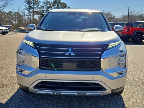 Used 2024 Mitsubishi Outlander SE image 2