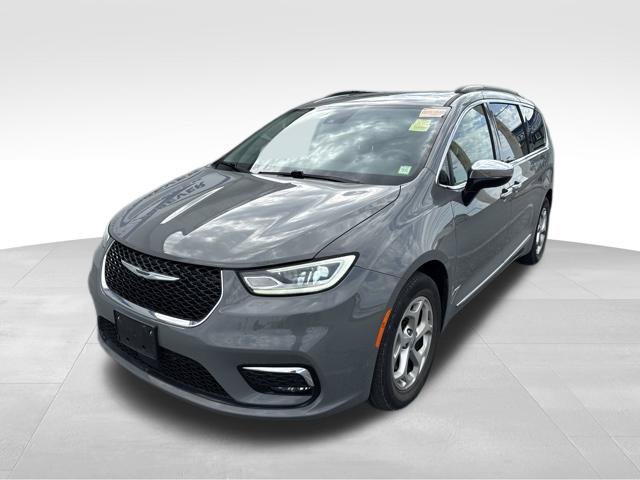 Used 2023 Chrysler Pacifica Limited w/ Uconnect Theater Family Group FWD image 4