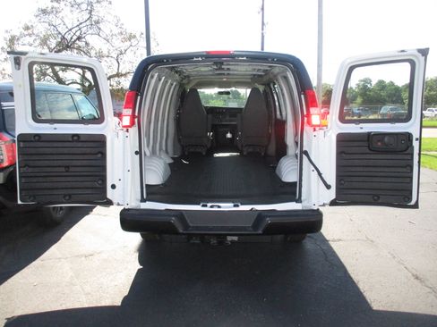 New 2026 GMC Savana 3500 w/ Driver Convenience Package RWD image 29