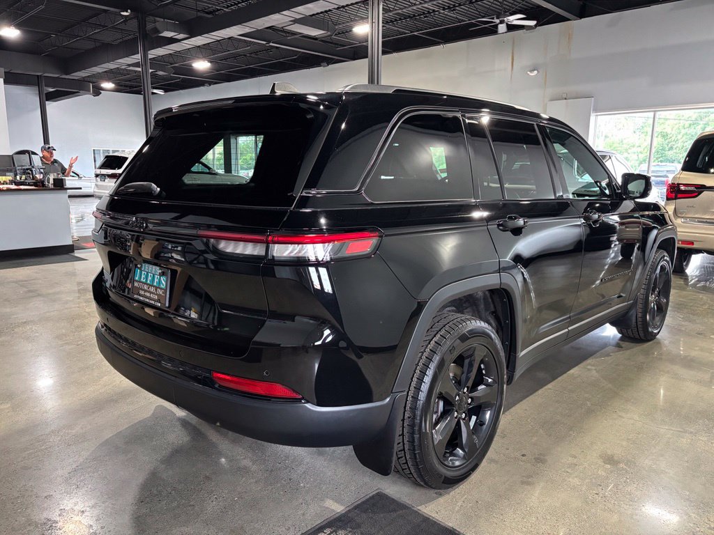Used 2023 Jeep Grand Cherokee Altitude AWD/4WD image 5