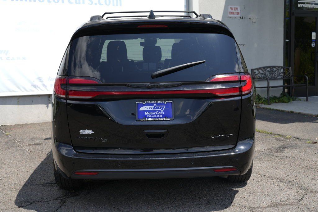 Used 2025 Chrysler Pacifica Limited FWD image 6