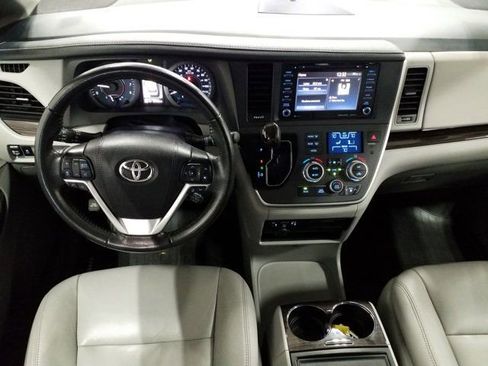 Used 2020 Toyota Sienna XLE image 3