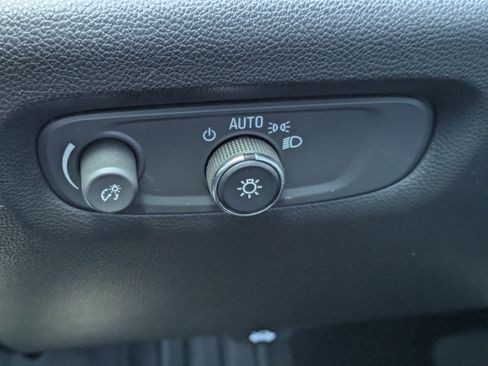 Used 2022 Chevrolet Traverse LT FWD image 16