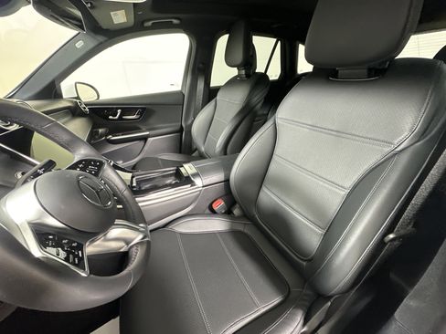 Used 2025 Mercedes-Benz GLC 300 4MATIC image 9
