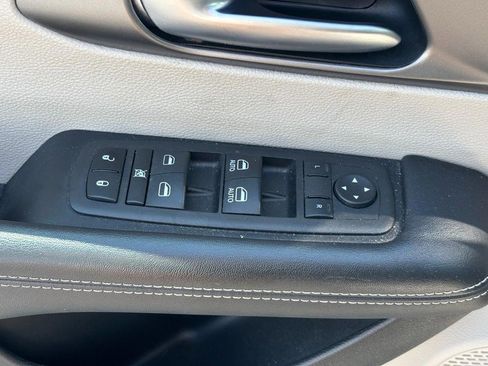 Used 2023 Chrysler Pacifica Touring-L FWD image 17