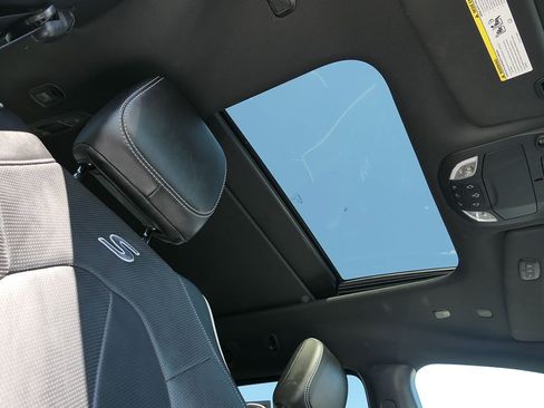 Used 2025 Chrysler Pacifica Limited FWD image 27
