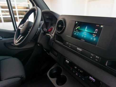 Used 2024 Mercedes-Benz Sprinter 2500 image 32