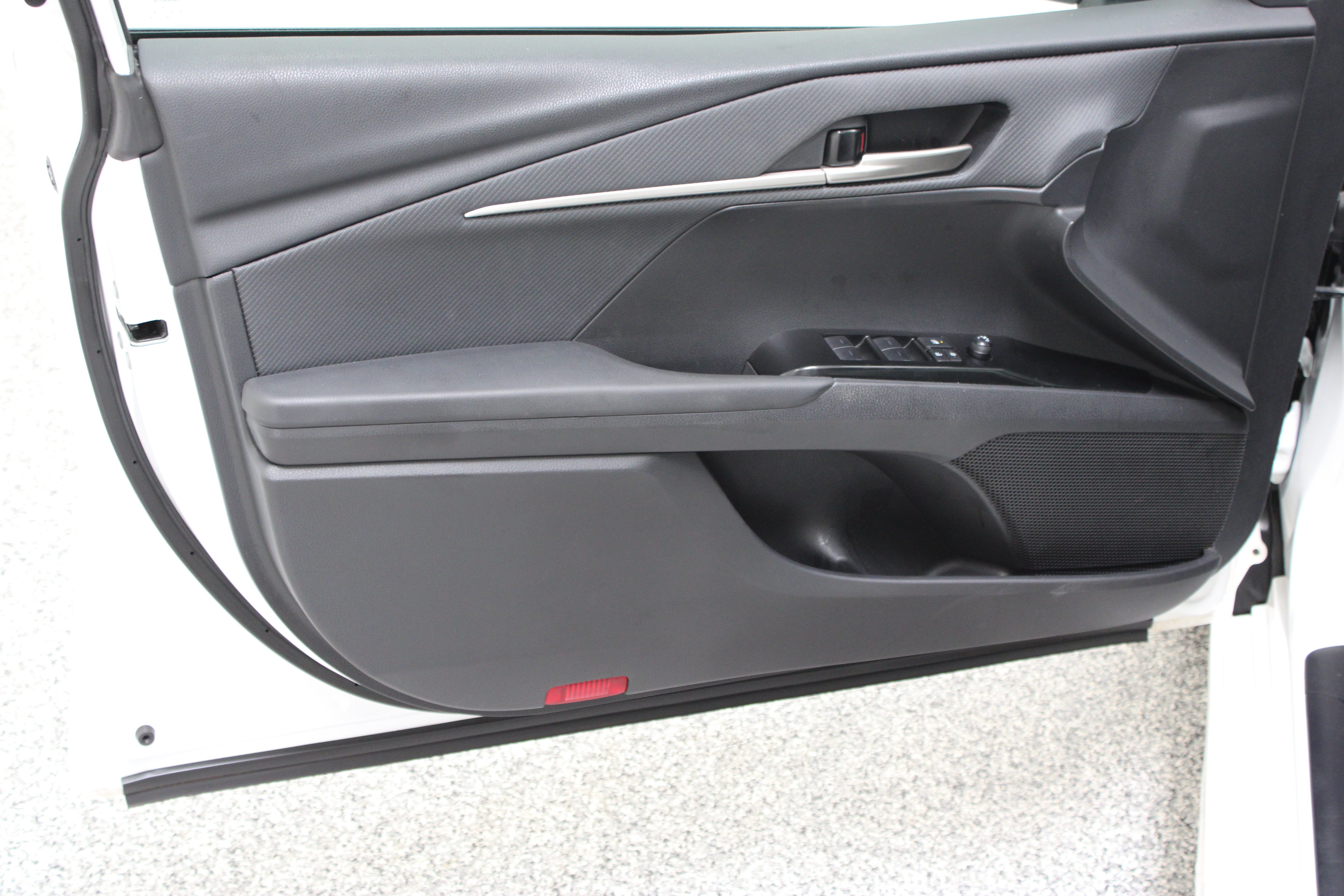 Used 2025 Toyota Camry SE FWD image 12