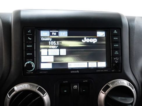 Used 2017 Jeep Wrangler Sahara w/ Connectivity Group AWD/4WD image 19