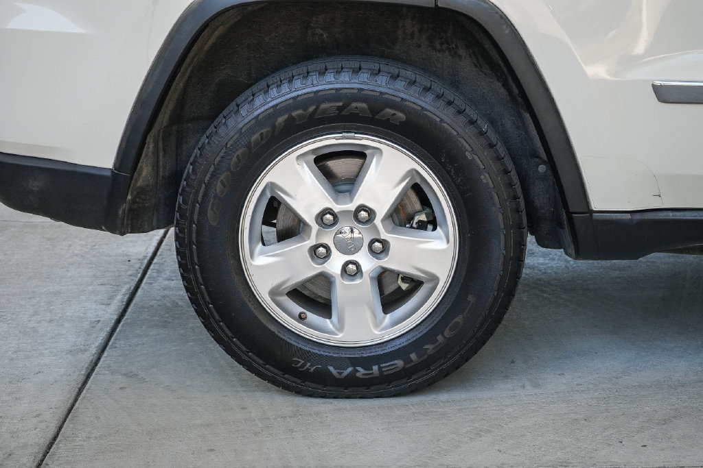Used 2012 Jeep Grand Cherokee Laredo w/ Laredo E Group AWD/4WD image 12