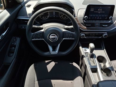 Used 2025 Nissan Altima 2.5 SV FWD image 11