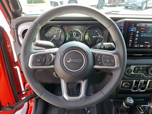 Used 2025 Jeep Wrangler Unlimited Sahara image 18