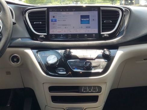 Used 2023 Chrysler Pacifica Touring-L FWD image 31