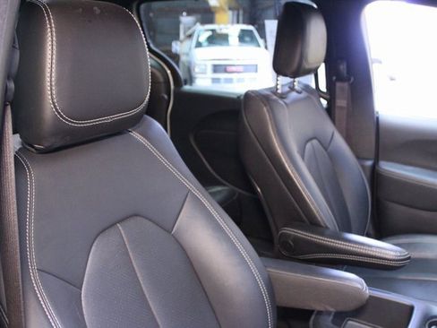Used 2025 Chrysler Pacifica Select image 11