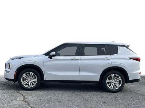 Used 2024 Mitsubishi Outlander ES image 19