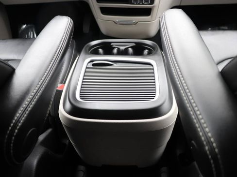 Used 2024 Chrysler Pacifica Touring-L FWD image 22