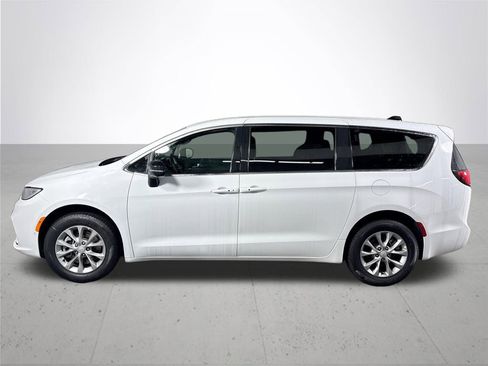 New 2026 Chrysler Pacifica Select image 9