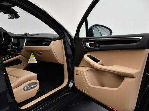 Certified 2025 Porsche Macan image 47
