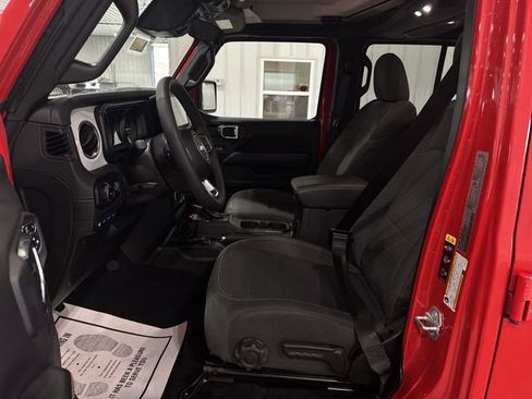Used 2025 Jeep Wrangler Unlimited Sahara AWD/4WD image 21