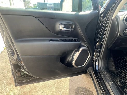 Used 2022 Jeep Renegade Latitude AWD/4WD image 12