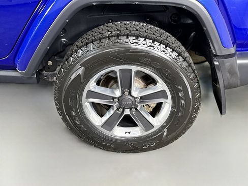 Used 2018 Jeep Wrangler Unlimited Sahara w/ Dual Top Group AWD/4WD image 33