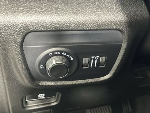 Used 2024 Jeep Grand Cherokee Laredo AWD/4WD image 19