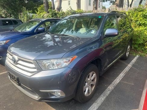 Used 2012 Toyota Highlander 4WD w/ Tech Pkg image 2