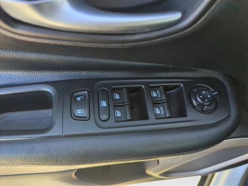 Used 2016 Jeep Renegade Limited image 28