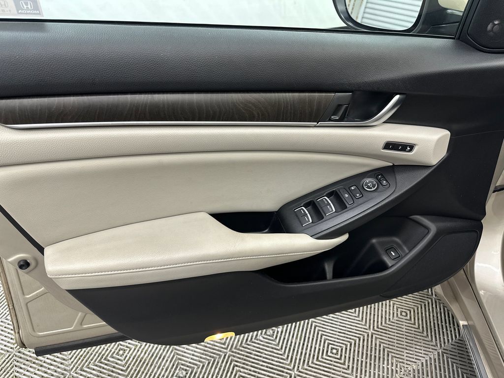 Used 2018 Honda Accord Touring image 11