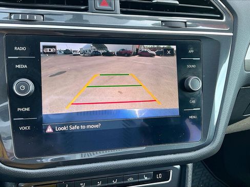 Used 2021 Volkswagen Tiguan SE FWD image 22