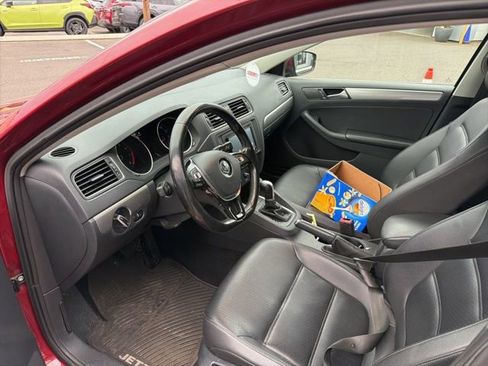 Used 2017 Volkswagen Jetta SE image 4