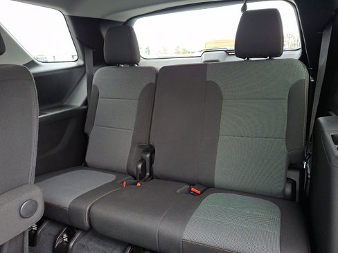 Used 2021 Chevrolet Traverse LT image 11