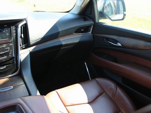 Used 2018 Cadillac Escalade Premium Luxury image 33