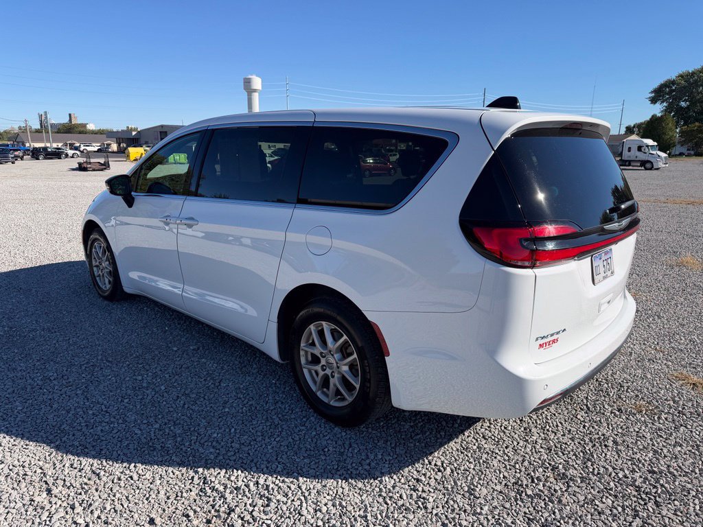 Used 2025 Chrysler Pacifica Select FWD image 30