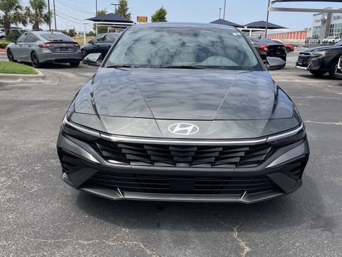 Used 2025 Hyundai Elantra SEL w/ Cargo Package FWD image 2