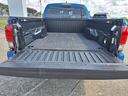 Used 2018 Toyota Tacoma TRD Sport AWD/4WD image 25
