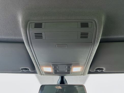 Used 2019 Volkswagen Tiguan SE image 18