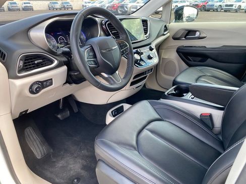 Used 2024 Chrysler Pacifica Touring-L FWD image 28