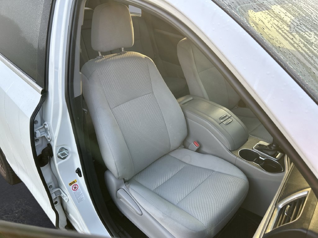 Used 2019 Toyota Highlander LE FWD image 29