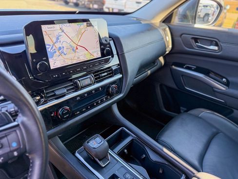 Used 2025 Nissan Pathfinder SL image 18