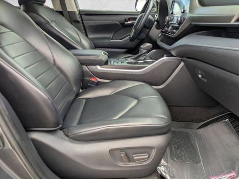 Used 2021 Toyota Highlander XLE image 22