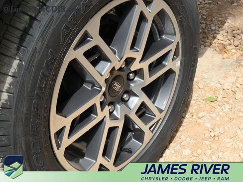 Used 2025 Ford Expedition Active AWD/4WD image 25