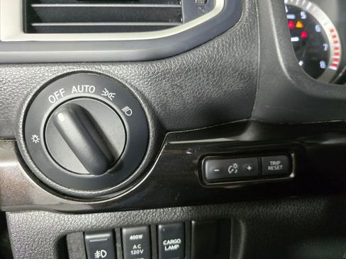 Used 2018 Nissan Titan SV w/ SV Convenience Package image 27